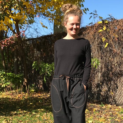 Black with optional Pockets, usual Dark Brown Stitching Black with optional Pockets, usual Dark Brown Stitching