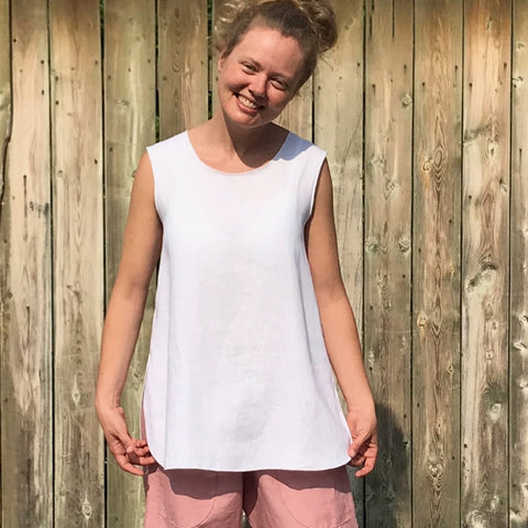 SLEEVELESS TUNIC Colour/Size/Length: Pure White/Small/Longer | TOWN PANT Colour/Cut: Dusty Rose/Regular | Model is 5'5.5" or 166cm