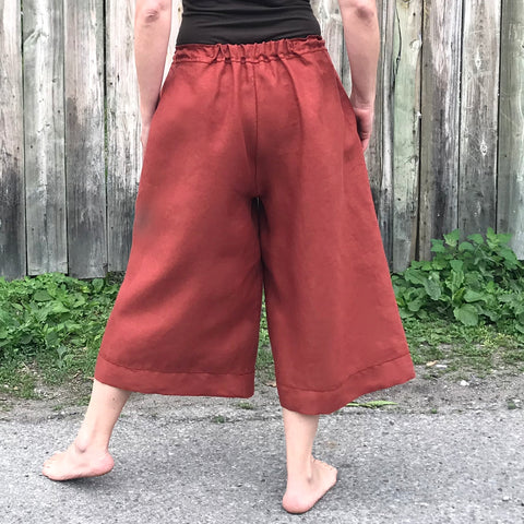 There is a short length of elastic inserted at the top of the backrise. This elastic, paired with the drawstring closure provides the pants with more stability than just simple drawstring closure. It also allows you to do up the culottes once, and then pull them off again without undoing the drawstring.  There is a short length of elastic inserted at the top of the backrise. This elastic, paired with the drawstring closure provides the pants with more stability than just simple drawstring closure. It also allows you to do up the culottes once, and then pull them off again without undoing the drawstring.